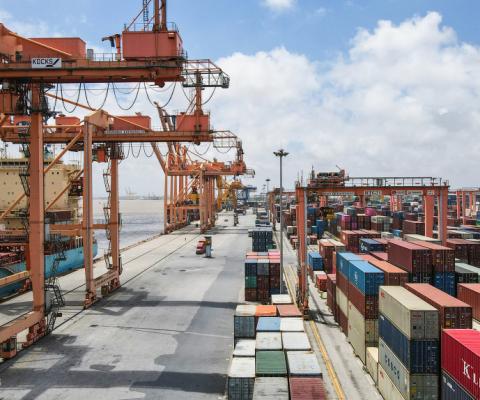 Enterprises cooperate to provide full logistics services